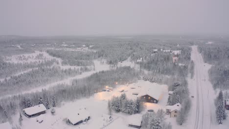 barrio nevado de finlandia, bosque de pinos con carreteras y cabañas, tundra de taiga retira antenas de drones