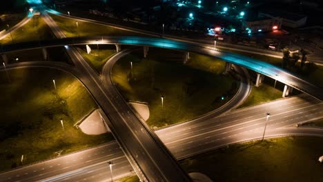 vista aérea nocturna de la intersección de la carretera