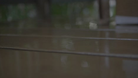 Gotas-De-Agua-Aterrizando-En-Un-Piso-De-Madera