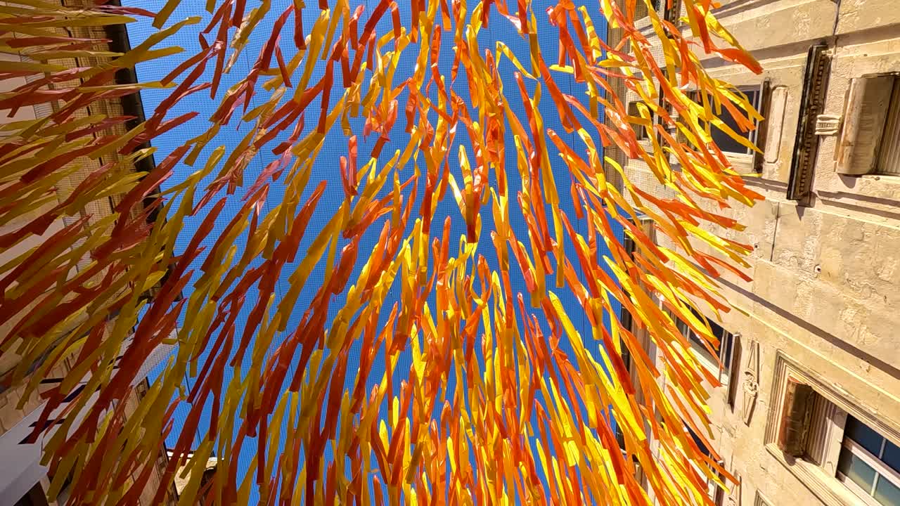 도시 거리 위 에 매달린 활기찬 리본