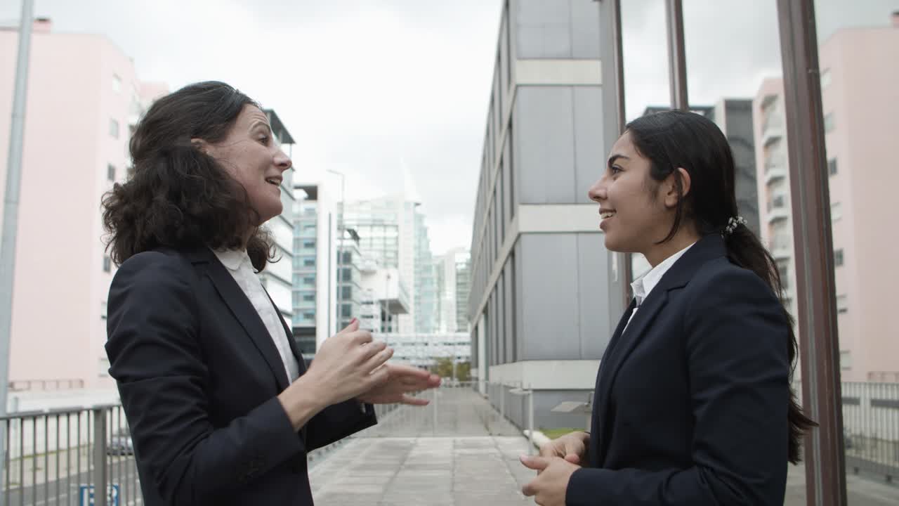 mujeres de negocios de contenido que celebran el éxito