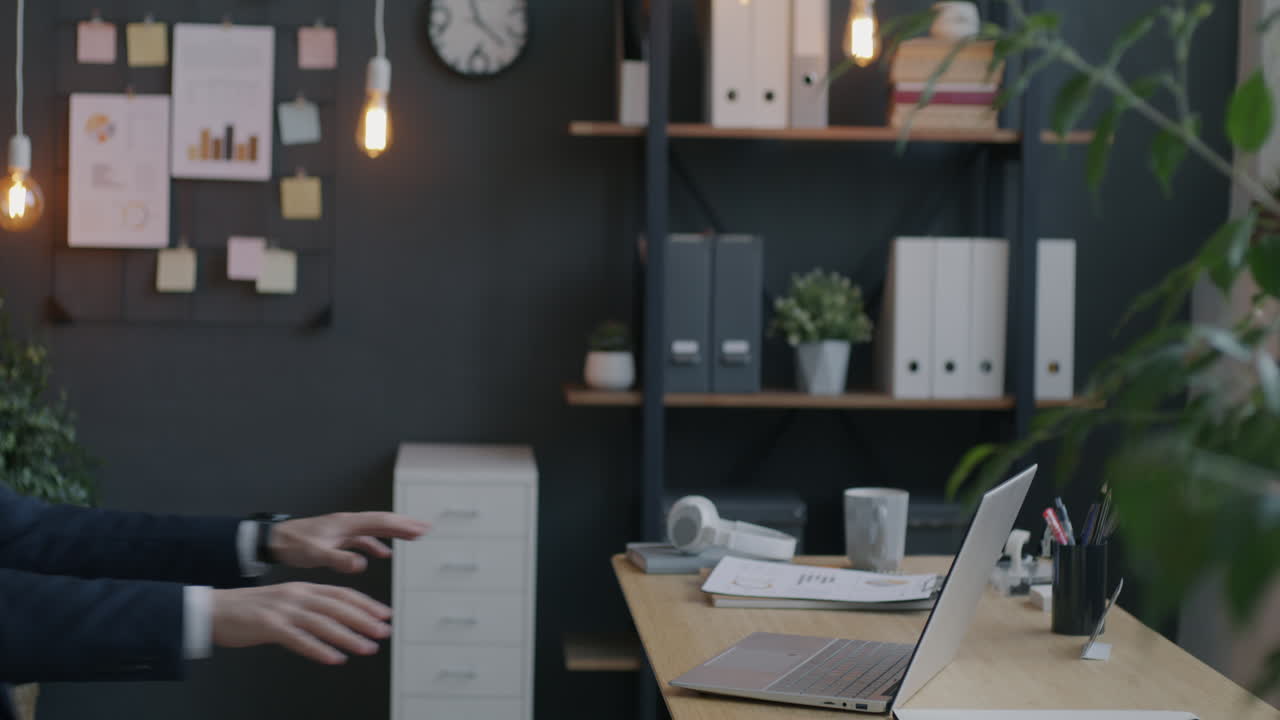 Modern Ofis Alanında Jest Yapan Kişi