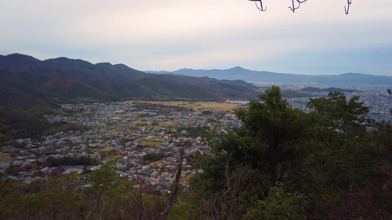 campo de kyoto, tiro panorámico desde las montañas a primera hora de la tarde