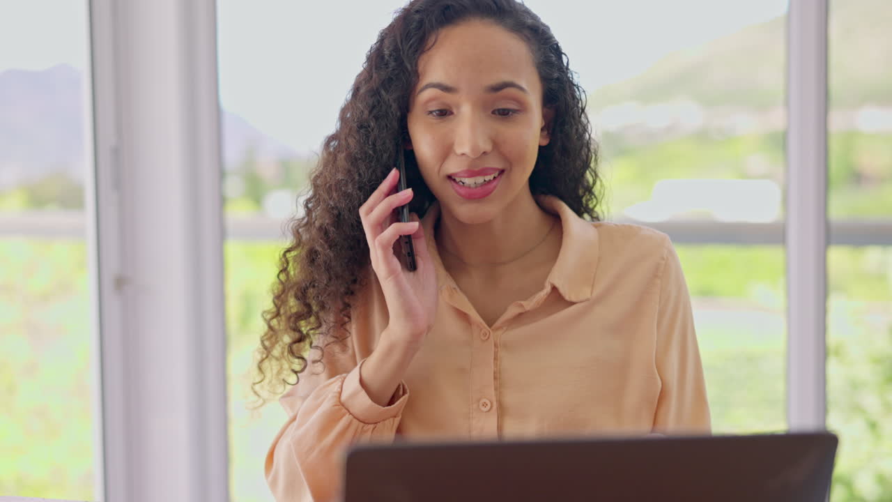 Telefonata, laptop e donna d'affari per attività virtuali