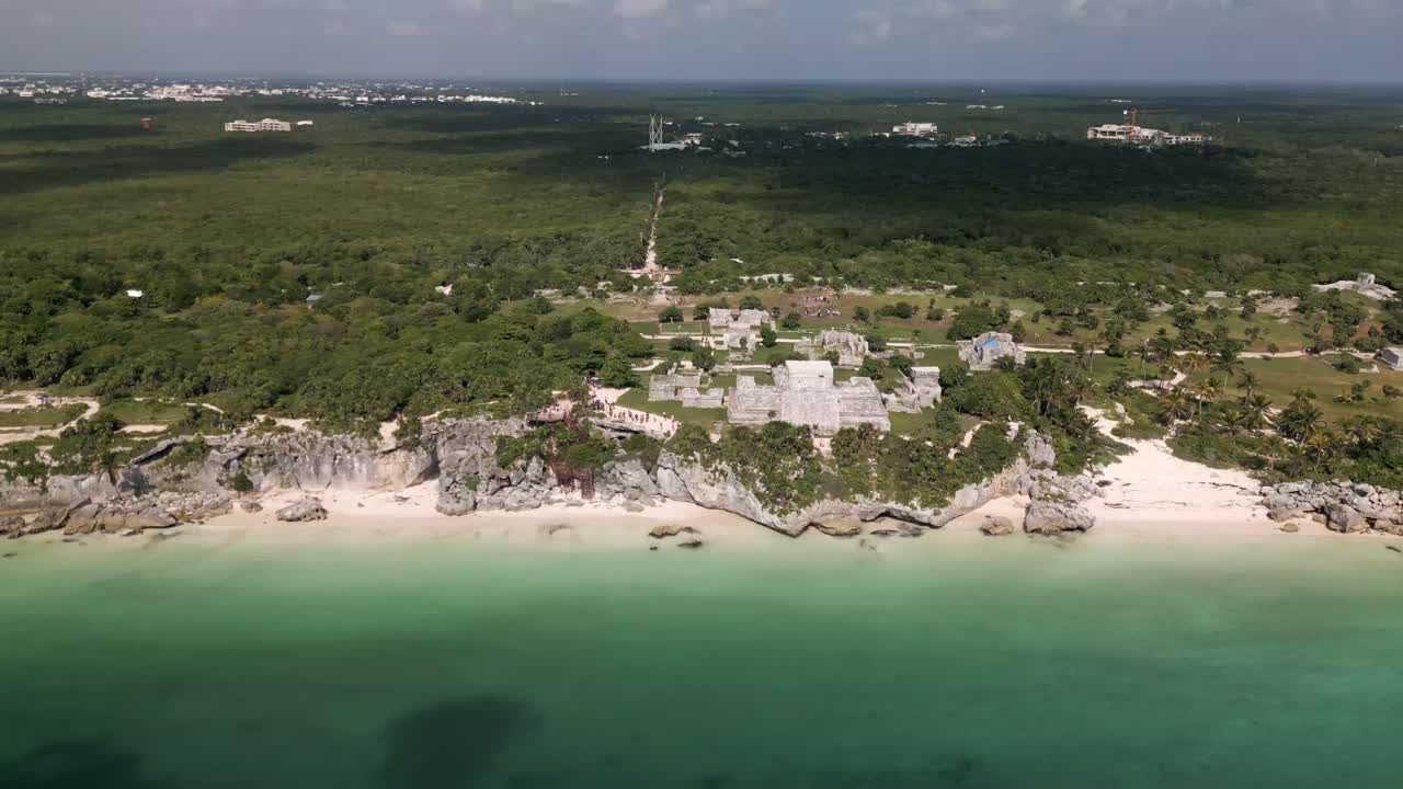 drones vuelan sobre las ruinas de tulum, el antiguo imperio maya en méxico, destino de viajes de vacaciones.