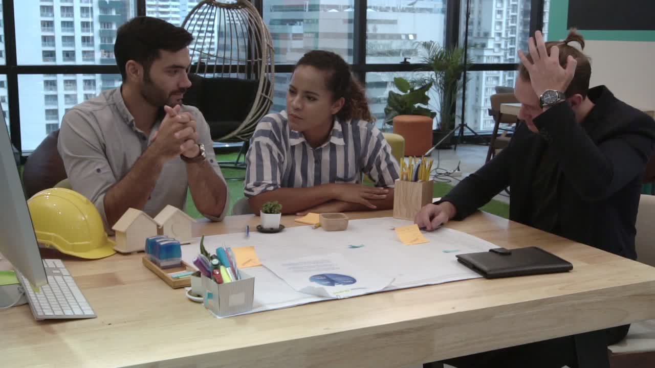 grupo de empresarios creativos teniendo una conversación en el escritorio de la oficina en el lugar de trabajo.