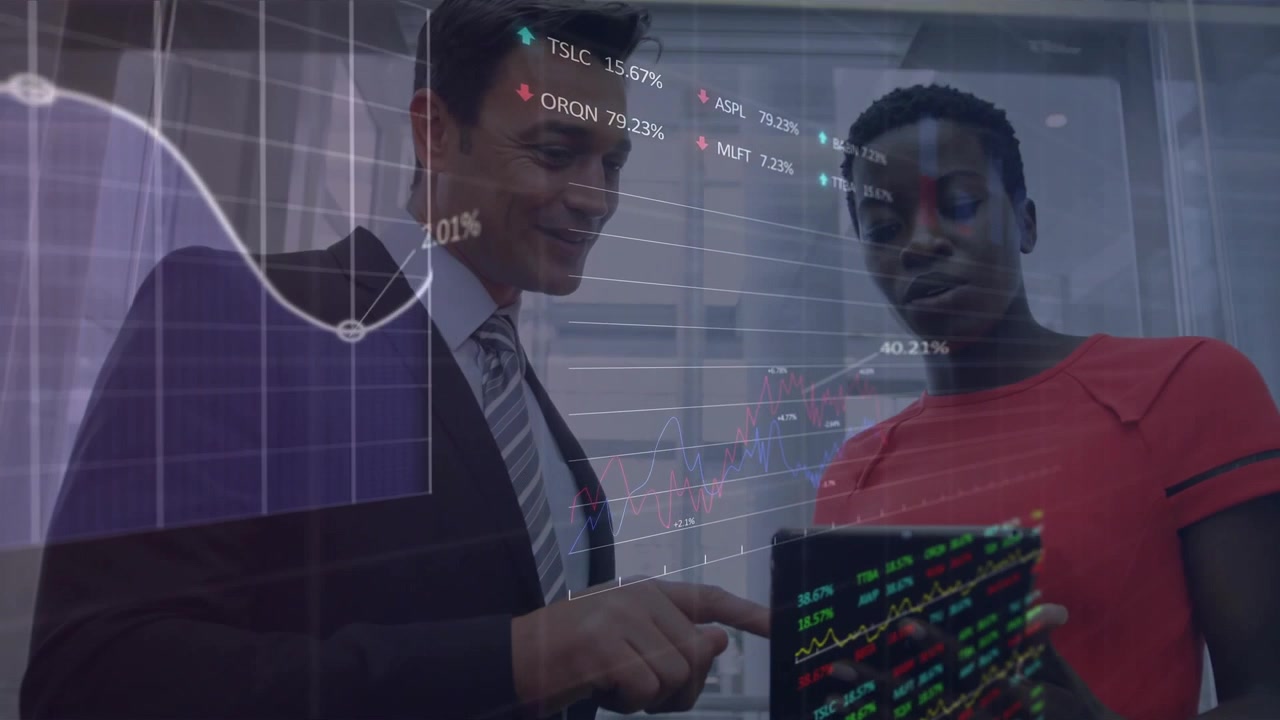 Man knackar på en surfplatta, kvinna granskar data, överlagrade finansdiagram och tickers vägleder beslutet
