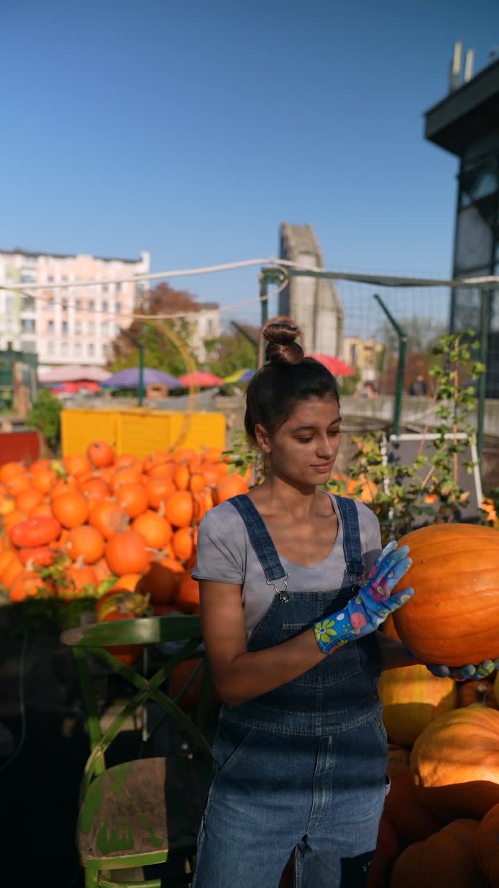 야외 시장 에서 호박 을 뽑는 여자