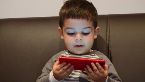 Lindo-Niño-De-Dos-Años-Viendo-Dibujos-Animados-En-El-Teléfono-Inteligente