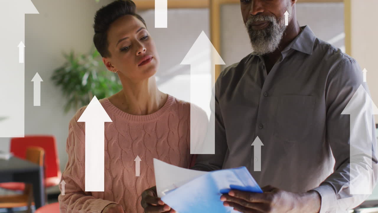 animación de iconos de flecha contra hombres y mujeres diversos discutiendo sobre documentos en la oficina