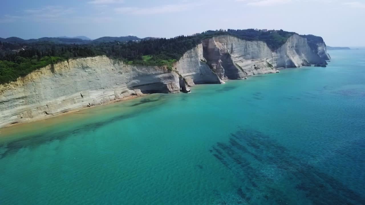 grecia, isla de corfú, imágenes de drones de un hermoso acantilado