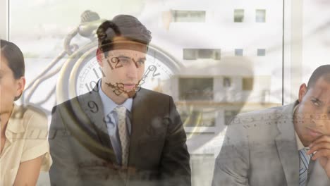 animación del reloj sobre diversas personas de negocios en la reunión