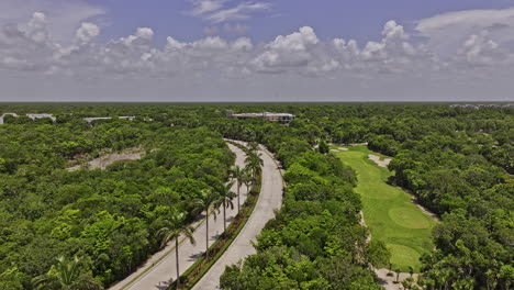 Kumal-Mexiko-Luftaufnahme-V10-Filmischer-Überflug-über-Den-Golfplatz-Riviera-Maya,-Der-Im-Sommer-Eine-Wunderschöne-Landschaft-Mit-üppigen-Fairways-Inmitten-Des-Natürlichen-Maya-Dschungels-Einfängt-–-Aufgenommen-Mit-Mavic-3-Pro-Cine-–-Juli-2023