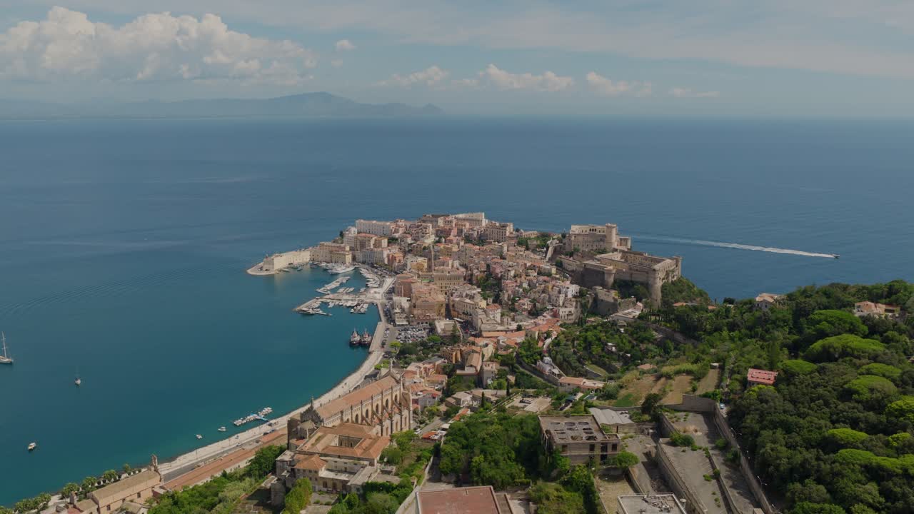 Vista aerea di Gaeta, borgo medievale costiero italiano, di giorno