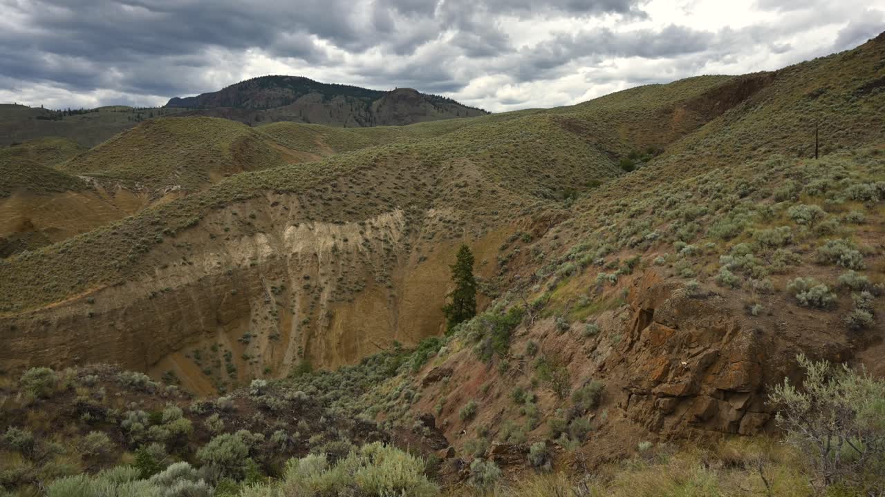 crónicas de kamloops: time-lapse capturado con trípode en el comienzo del sendero del bucle de mara