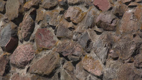 Una-Vista-Cercana-De-Un-Muro-De-Piedra-De-La-Fortaleza-Del-Museo-Korela,-Rusia