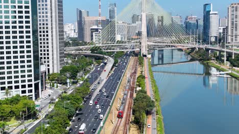 Puente-Atirantado-En-El-Centro-De-Sao-Paulo,-Brasil