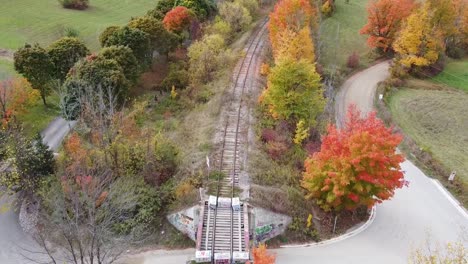 vuelo aéreo hacia adelante sobre el ferrocarril en el campo durante el otoño, caledon, canadá