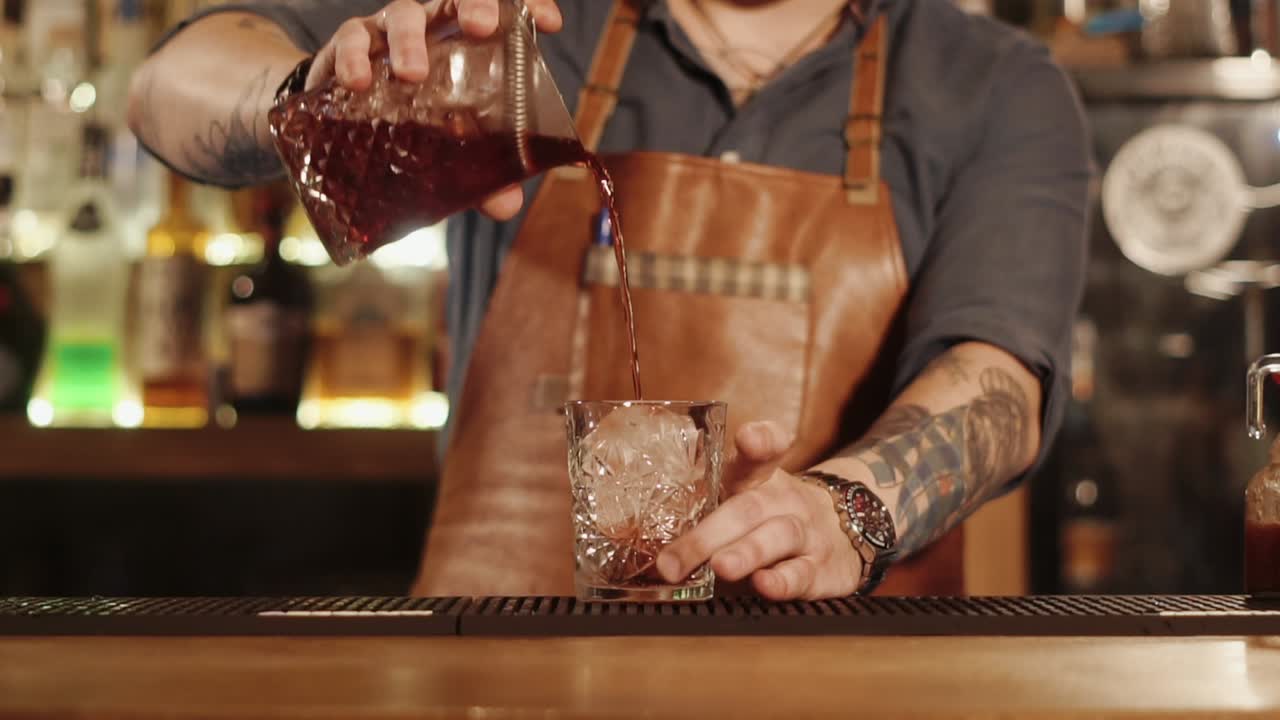 Il barista prepara un cocktail