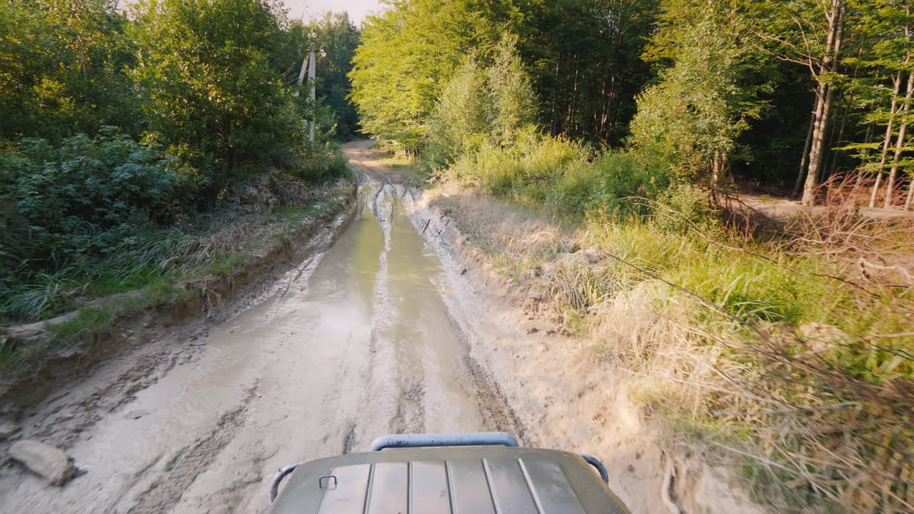 suv는 극도로 나쁜 비포장 도로를 타고 3축 샷에서 탑 뷰가 안정화되었습니다.