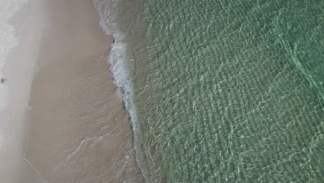 playa de arena blanca con aguas esmeraldas claras olas en la playa océano mar