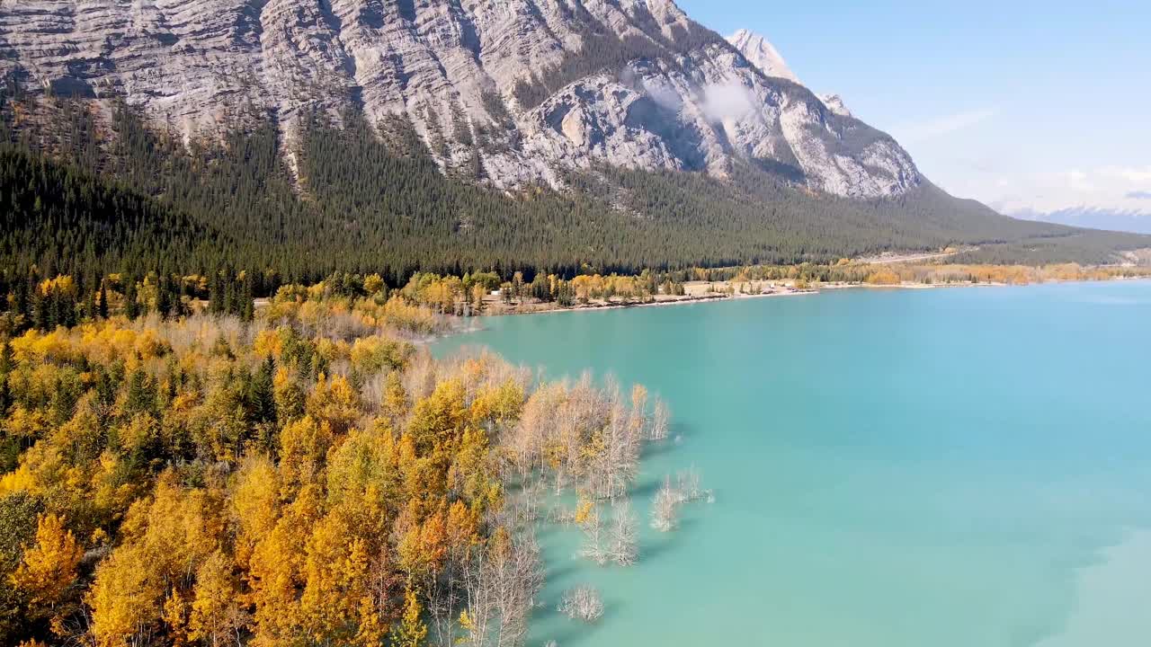 reveladora vista aérea desde el lago hasta las montañas