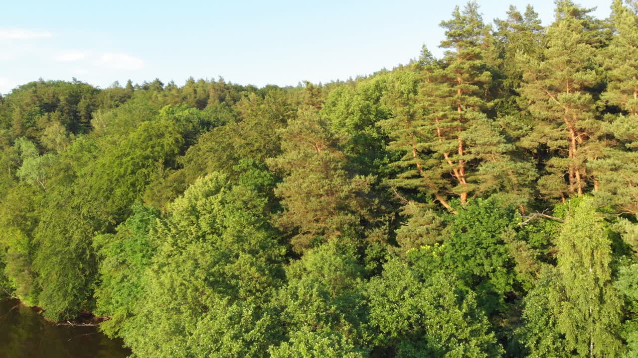 ポメラニアン地区のワピノ湖をドローンからパンショット