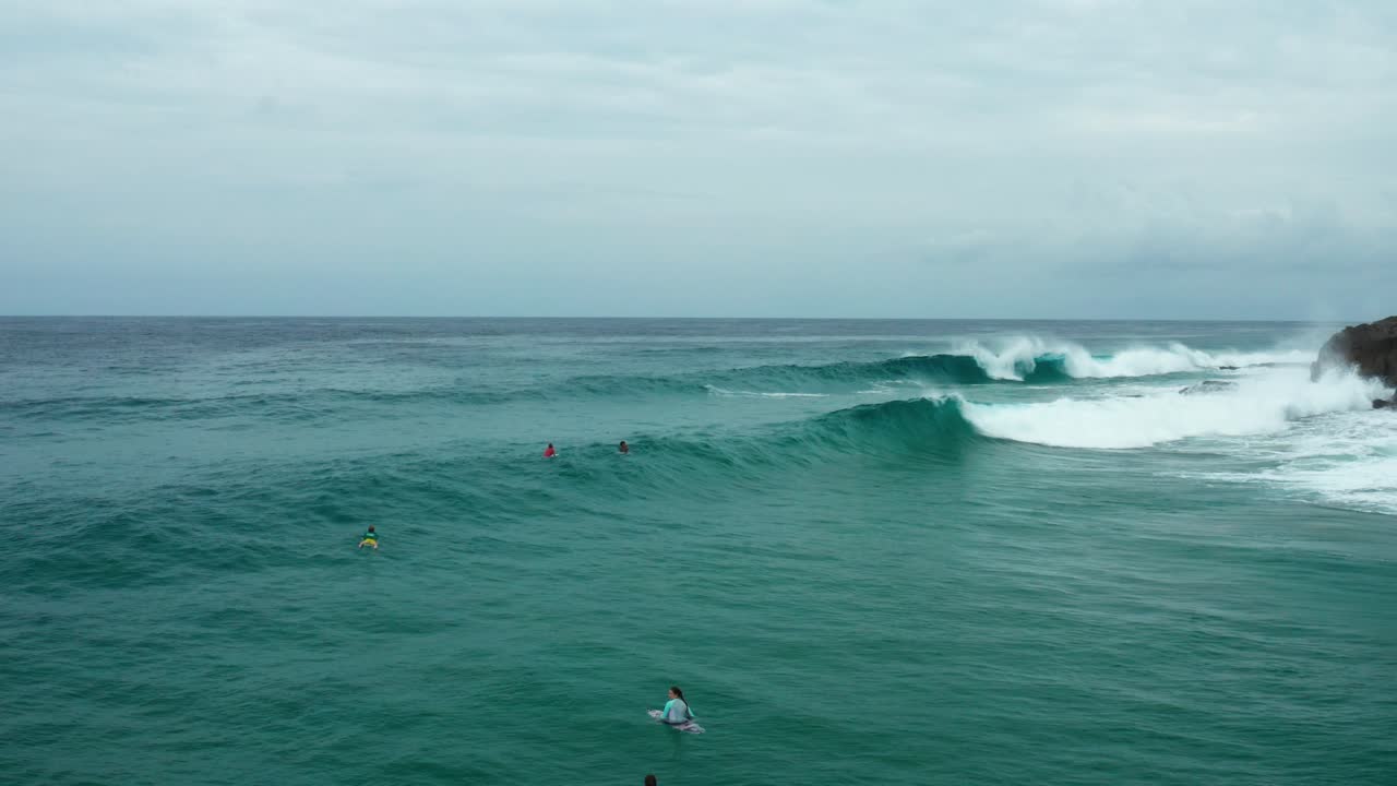 Ripresa drone di surfisti in attesa nel lineup per un'onda - Tofo, Mozambico.