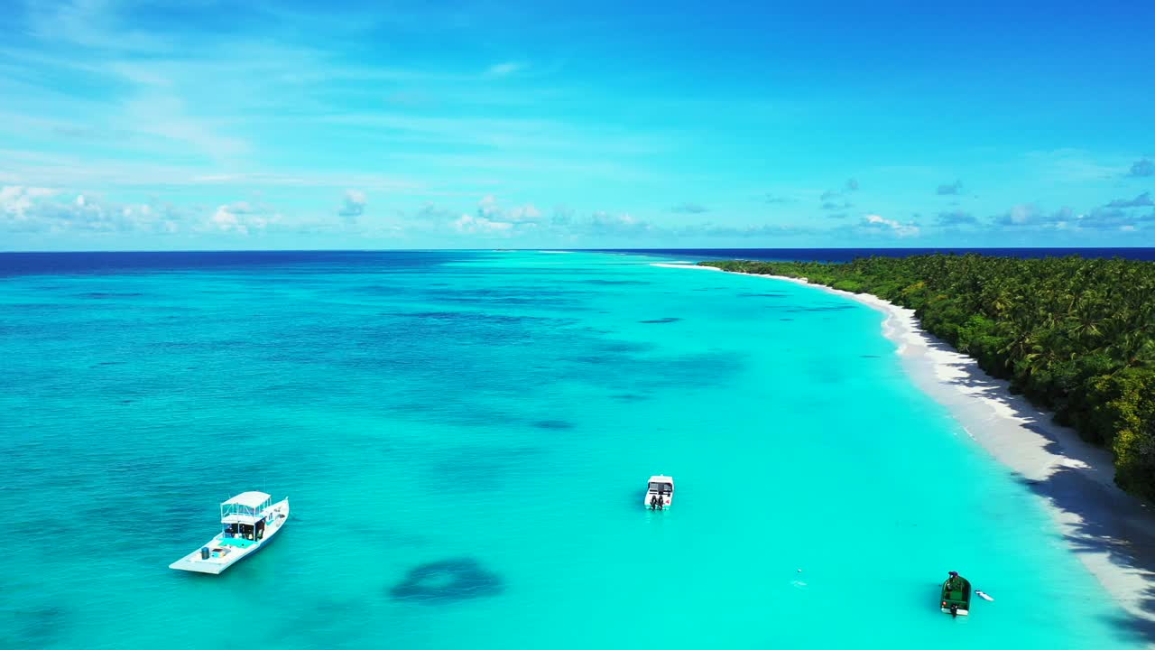 isola tropicale con spiaggia di sabbia bianca, acqua di mare turchese e calma con barche che galleggiano sulla riva. Palme e natura incontaminata. Maldive