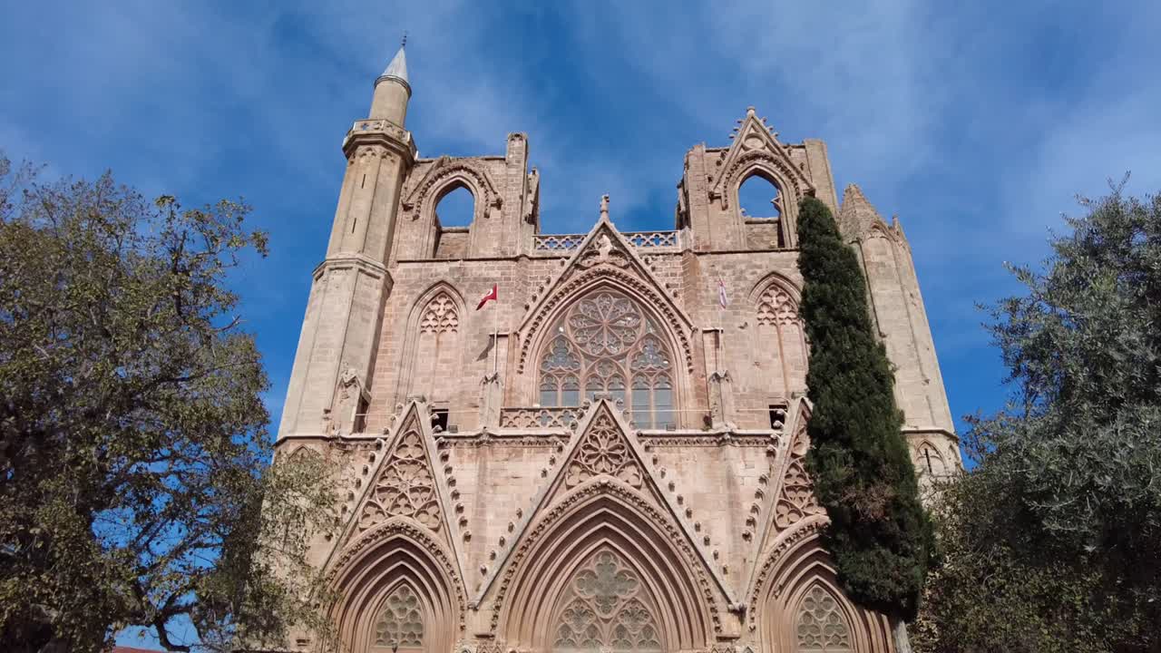 лала мустафа паша ками, первоначально известная как собор святого николая, а позже как мечеть святой софии в фармагусте.