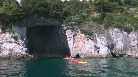 Paddeln-Mit-Kajaks-Am-Fuße-Der-Klippen-In-Dubrovnik,-Kroatien