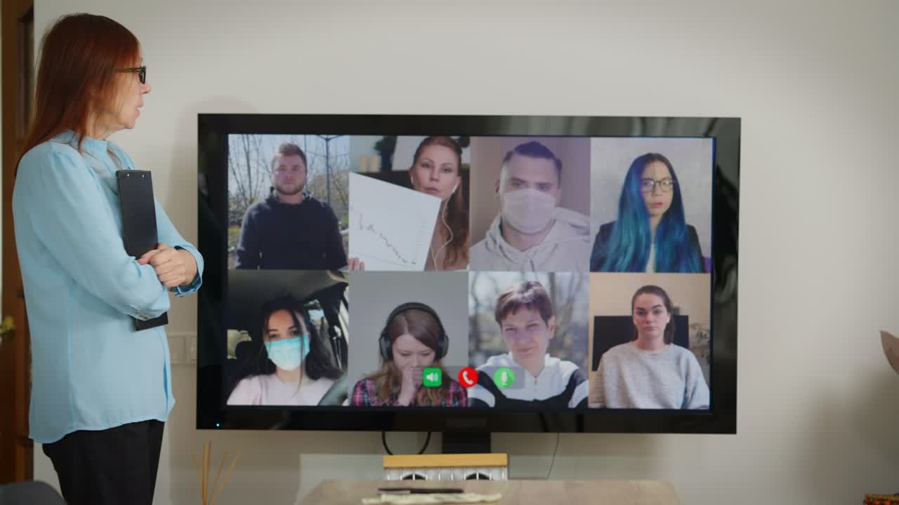 직원들과 함께 사무실에서 고있는 사려 깊고 똑똑한 성숙한 매니저는 화면에서 웹 컨퍼런스에서 동의하지 않습니다.