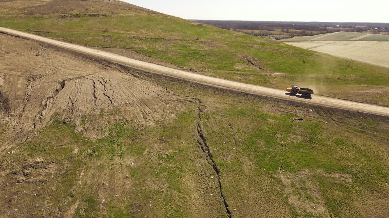 토양을 매립지로 운반하는 산업용 덤프트럭, 공중 드론 뷰