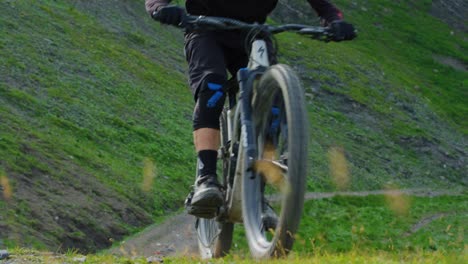 Un-Ciclista-De-Montaña-Da-Un-Salto-A-Cámara-Lenta-Y-Comprime-La-Suspensión