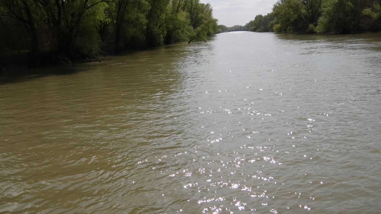 Sejlads med skib i Donau-deltaet, Rumænien.
