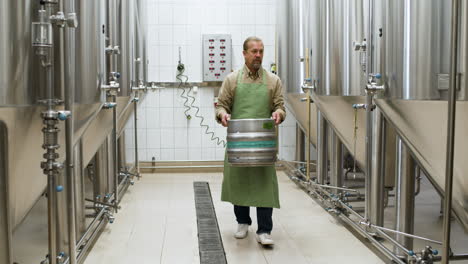 hombre trabajando en una fábrica