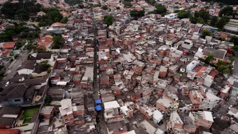 Drone-shot-descending-towards-a-suburban-favela-neighborhood-in-cloudy-Sao-Paulo,-Brazil