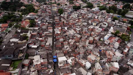 disparo de drones descendiendo hacia un barrio suburbano de favela en el nublado sao paulo, brasil