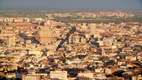 torre velasca en milán durante la puesta de sol, vista aérea de un avión no tripulado