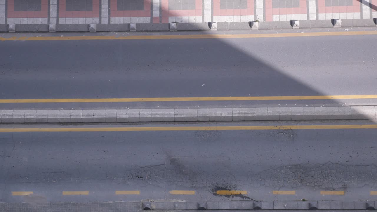 자동차와 함께 도시 거리의 높은 각도 뷰