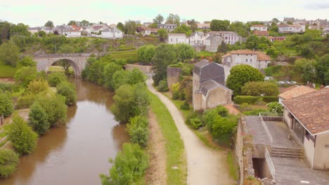 pan shot, antigua ciudad fortificada medieval de parthenay, francia