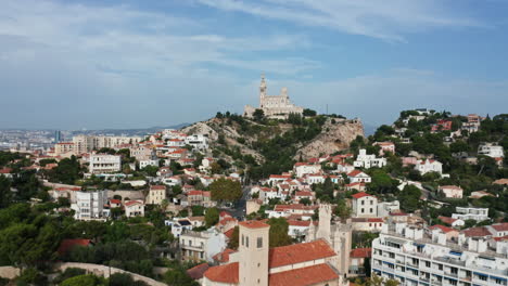 Fliegen-Durch-Die-Basilika-Notre-Dame-De-La-Garde-In-Marseille-Frankreich