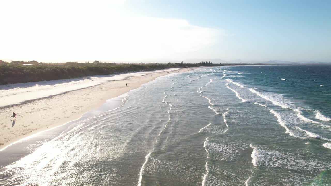 Avustralya, NSW, Byron Bay'deki Belongil Plajı'nda Sakin Manzara - Drone Çekimi.