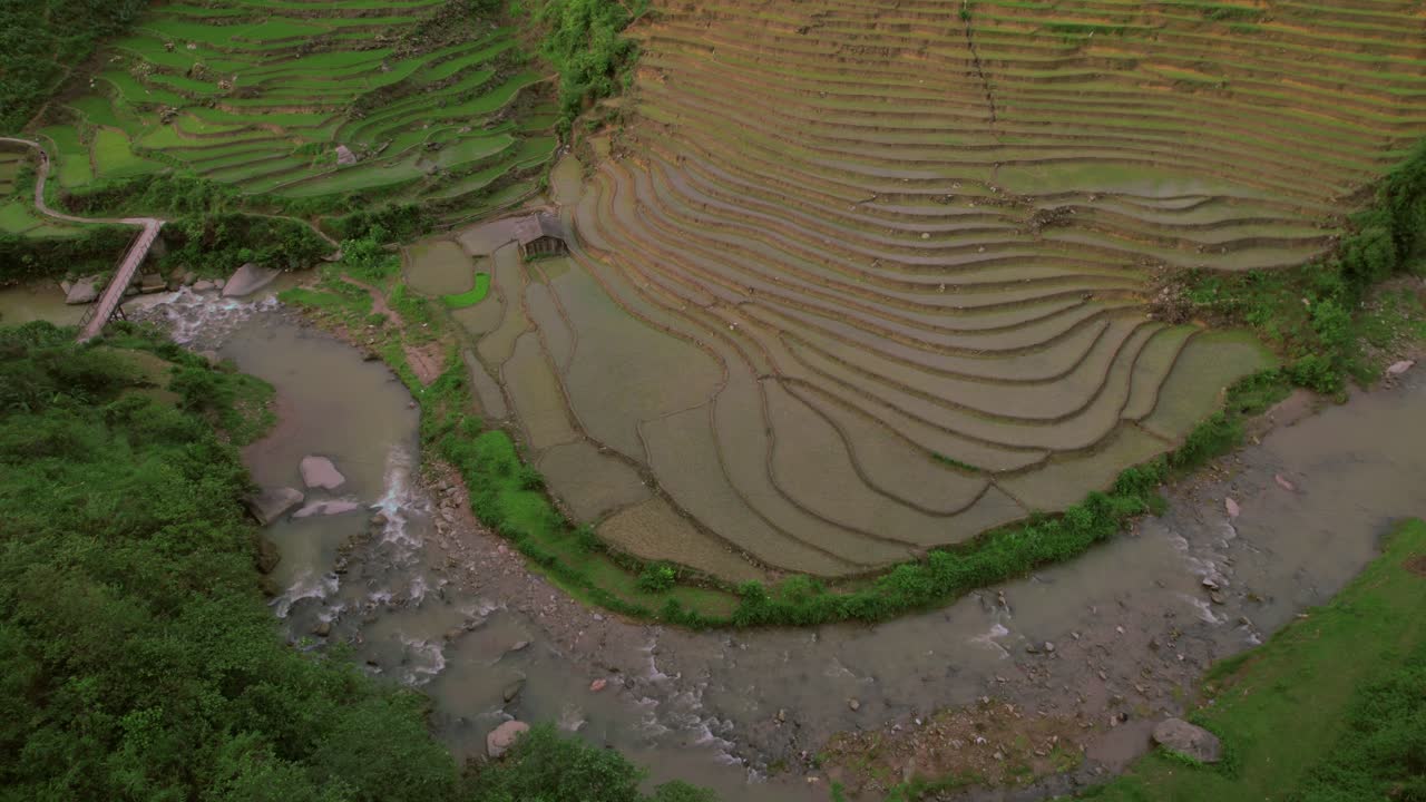 vista desde un avión no tripulado de las colinas adyacentes al río, sapa, vietnam