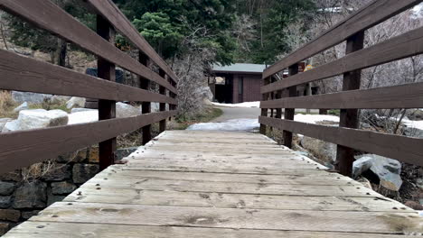 puente que cruza un arroyo