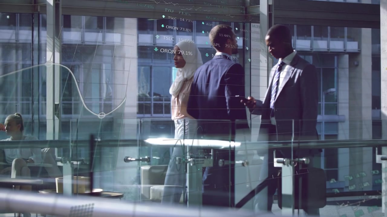 Animazione dell'elaborazione di dati finanziari su diverse persone in ambito business