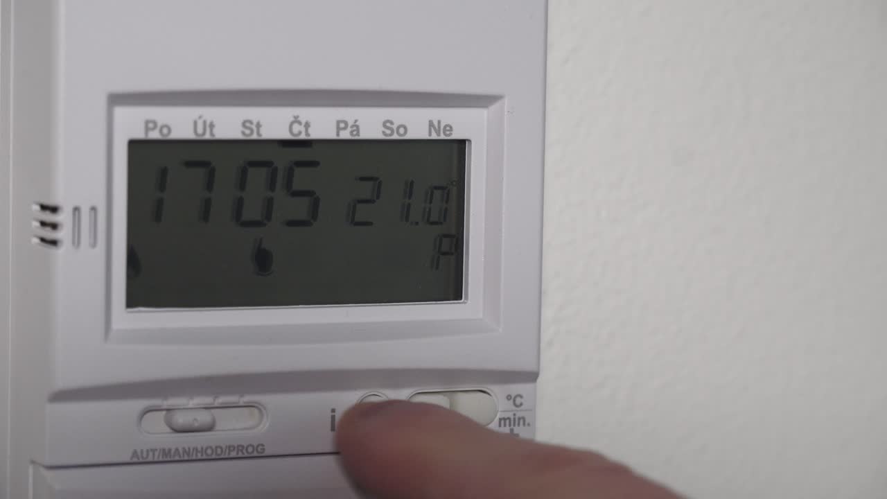 fijación de una temperatura más alta del termostato de calefacción en la pantalla digital, vista de primer plano