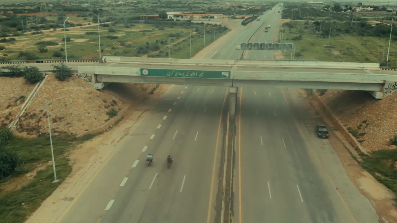 vuelo aéreo más allá del paso elevado a lo largo de la autopista karachi