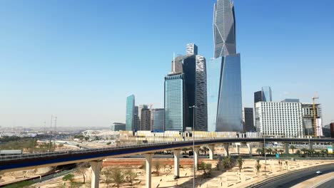 el distrito financiero del rey abdullah y la carretera del rey fahd en arabia saudita