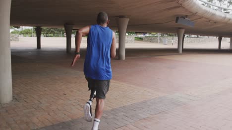 hombre con vista trasera con pierna protésica corriendo
